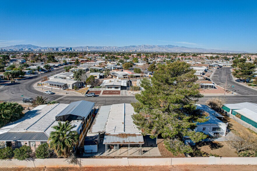 270 Sir Richard East Dr, Las Vegas, NV à vendre - Photo de l’immeuble – Image 2 sur 2