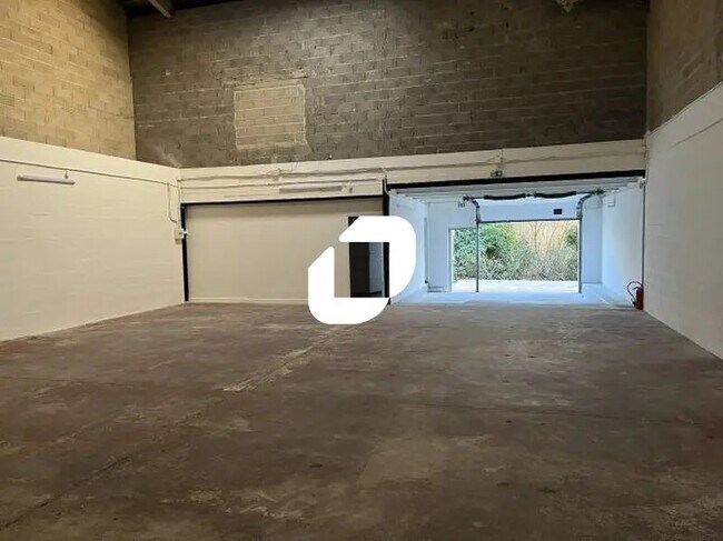 Plus de détails pour Local d'activités à louer