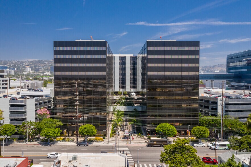 8631 W 3rd St, Los Angeles, CA à louer - Photo de l’immeuble – Image 2 sur 6