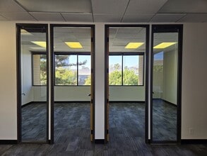 18818 Teller Ave, Irvine, CA à louer Photo de l’immeuble– Image 2 sur 9