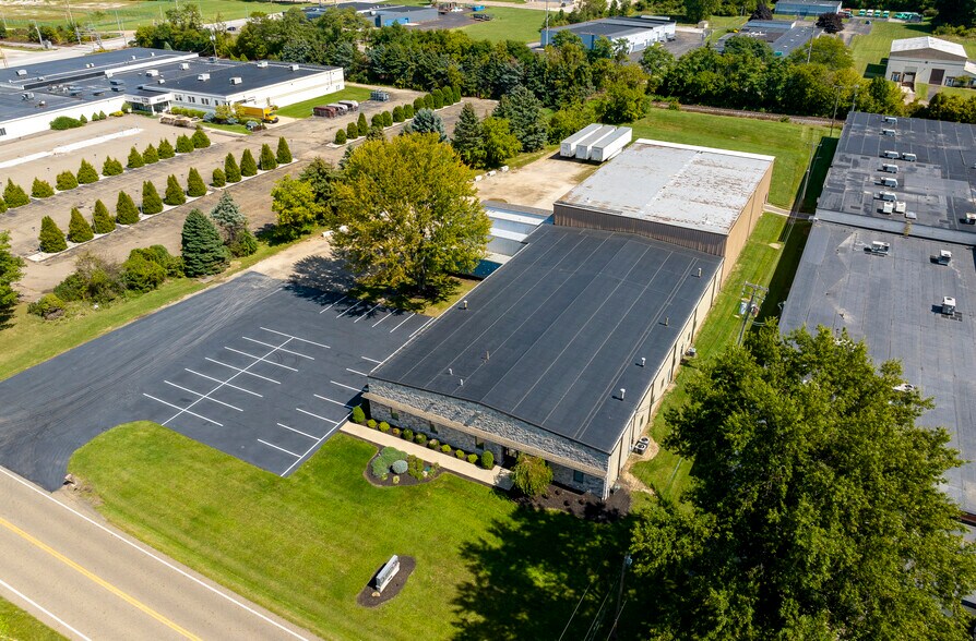 8000 Freedom Ave NW, North Canton, OH à louer - Photo de l’immeuble – Image 2 sur 5