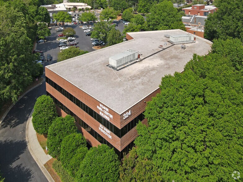 324 W Wendover Ave, Greensboro, NC à louer - Photo de l’immeuble – Image 3 sur 12