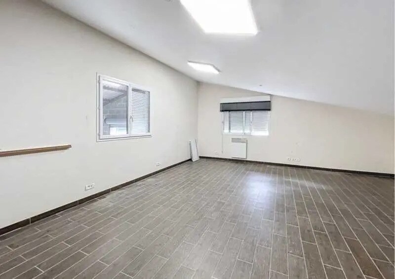 Local d'activités dans DOUVRES-LA-DÉLIVRANDE à vendre - Photo de l’immeuble – Image 3 sur 7