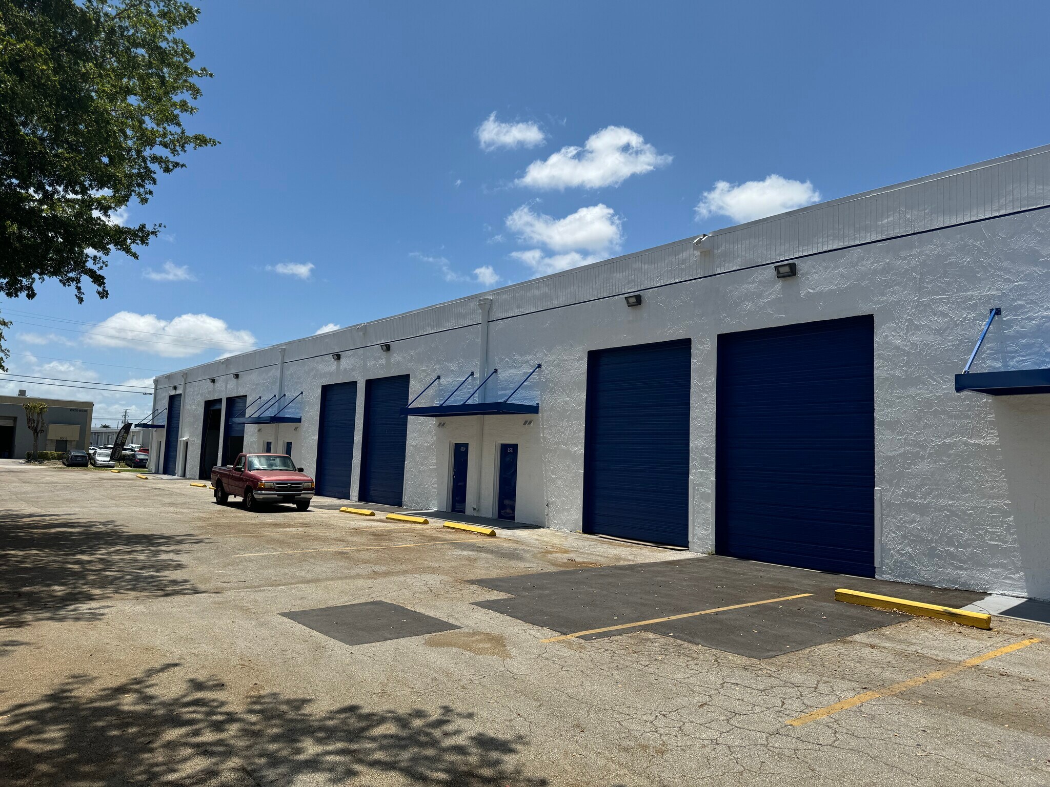 8501-8519 NW 66th St, Miami, FL à louer Photo de l’immeuble– Image 1 sur 9