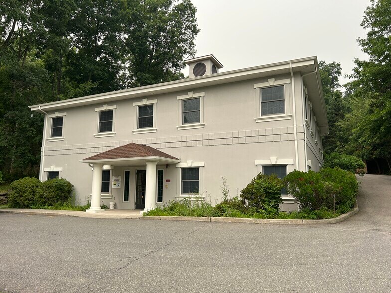 526 Independence Rd, East Stroudsburg, PA à vendre - Photo de l’immeuble – Image 1 sur 16