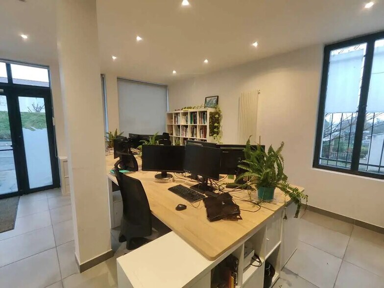 1365 Rue De La Boissière, Plaisir à louer - Photo de l’immeuble – Image 2 sur 15
