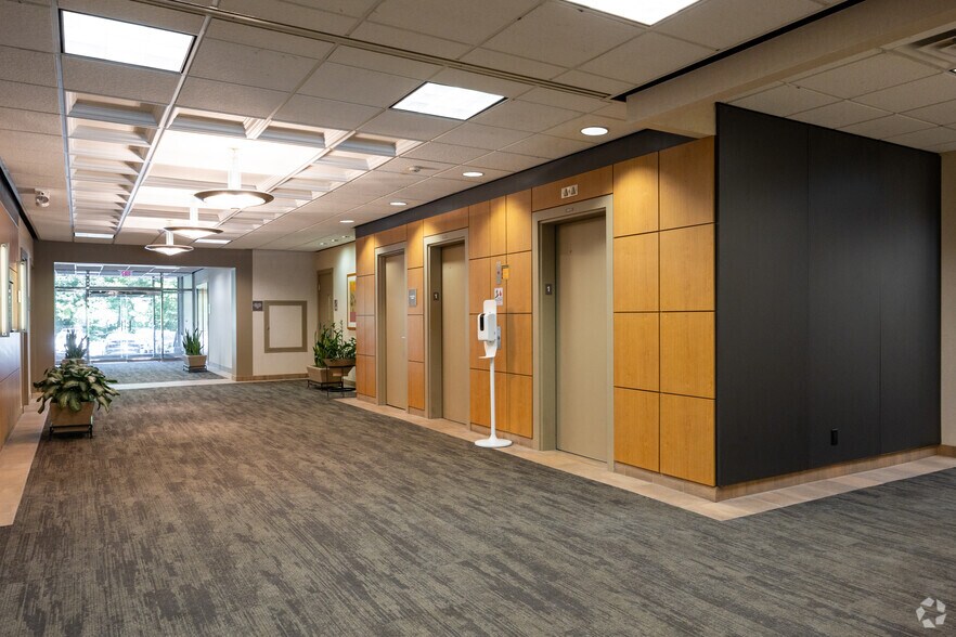 299 Cherry Hill Rd, Parsippany, NJ à louer - Hall d’entrée – Image 2 sur 16