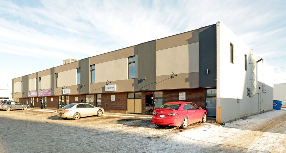 10545 108th St NW, Edmonton, AB à louer - Photo de l’immeuble – Image 1 sur 13