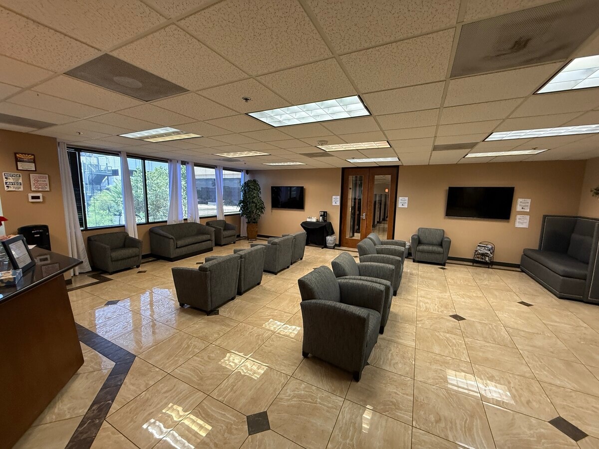 202 E Earll Dr, Phoenix, AZ 85012 - Lot 370 -  - Photo intérieure - Image 1 of 18