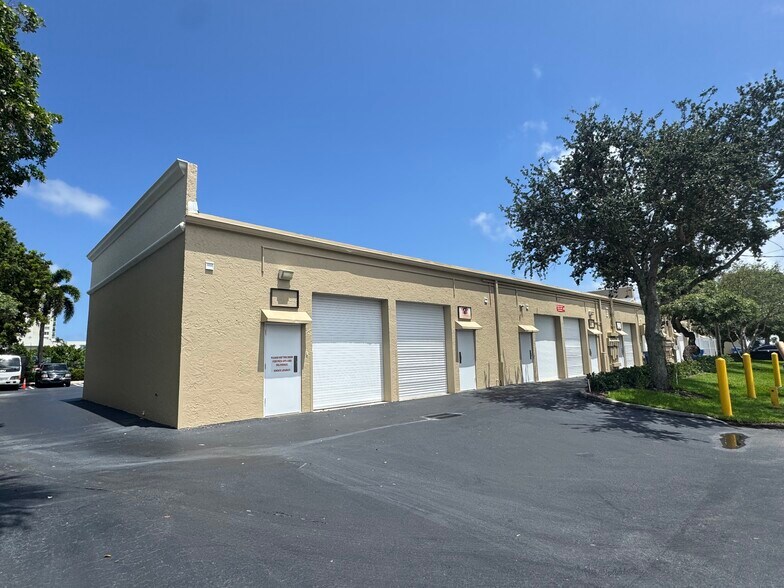 590 SW 9th Ter, Pompano Beach, FL à louer - Photo de l’immeuble – Image 3 sur 11
