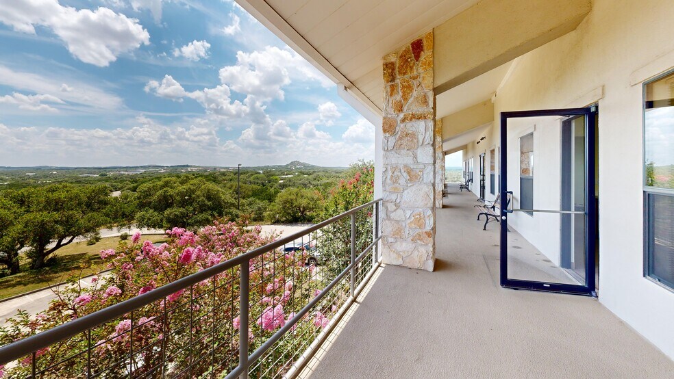 180 Joe Wimberley Blvd, Wimberley, TX à louer - Photo de l’immeuble – Image 2 sur 32