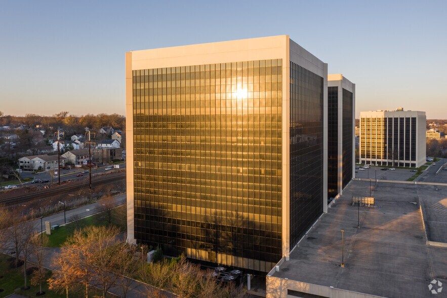 379 Thornall St, Edison, NJ à louer - Photo de l’immeuble – Image 3 sur 9