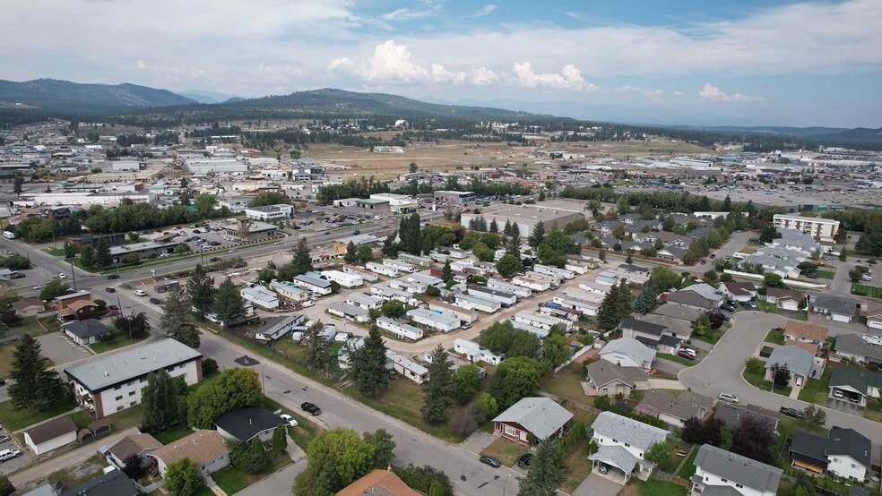 2025 N 10th St, Cranbrook, BC à vendre - Photo principale – Image 1 sur 22