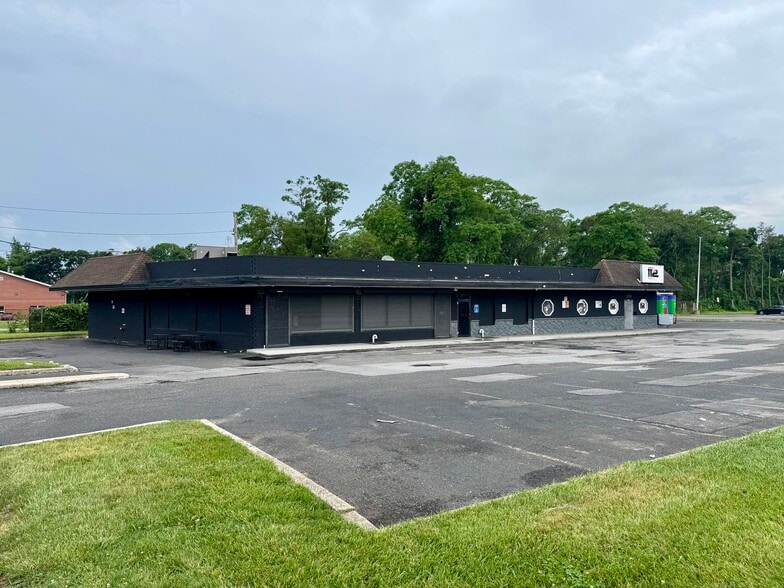 112 Wheeler Rd, Central Islip, NY à louer - Photo de l’immeuble – Image 2 sur 3