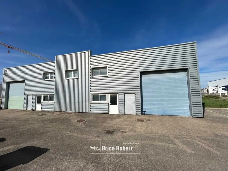 Bureau dans Saint-Pierre-de-Chandieu à louer - Photo de l’immeuble – Image 1 sur 5