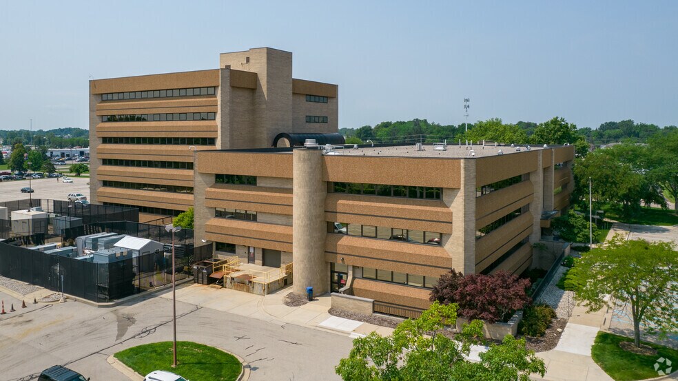 5913 Executive Dr, Lansing, MI à louer - Photo de l’immeuble – Image 3 sur 5