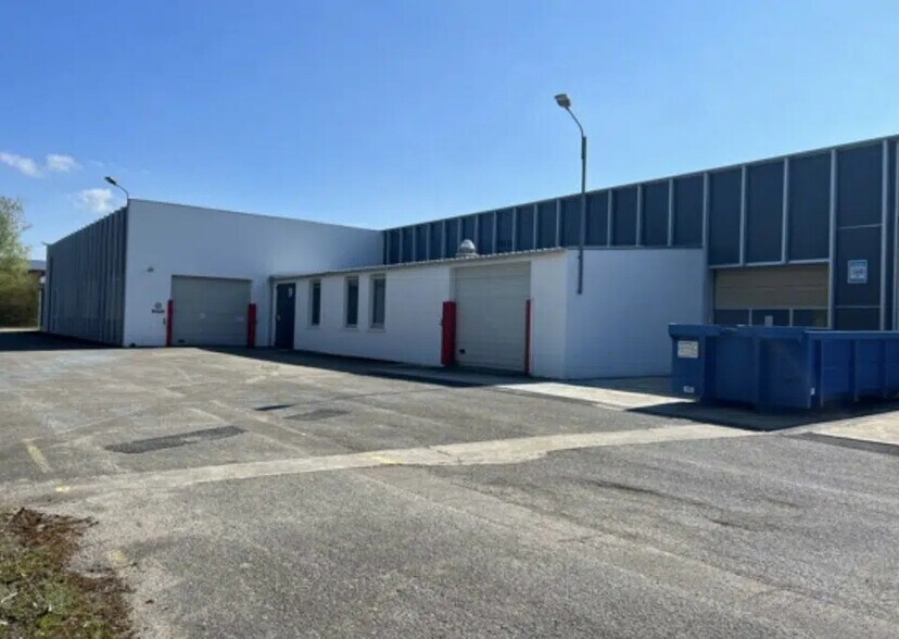 Local d'activités dans Saint-Martin-sur-le-Pré à vendre - Photo de l’immeuble – Image 3 sur 4