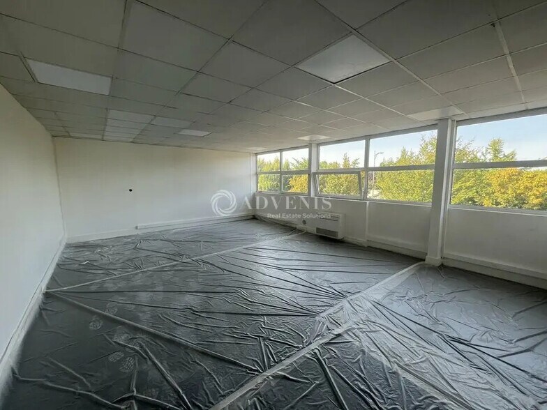 Local d’activités dans Bondy à louer - Photo de l’immeuble – Image 3 sur 10