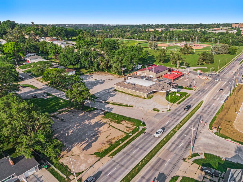 6553 Ames Ave, Omaha, NE à vendre - Photo de l’immeuble – Image 2 sur 17