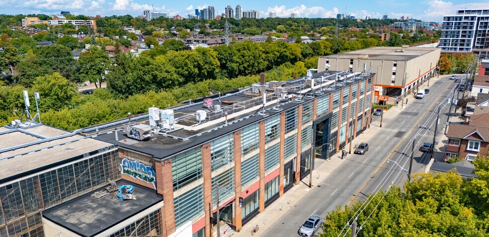 950 Dupont St, Toronto, ON à louer - Photo de l’immeuble – Image 2 sur 6