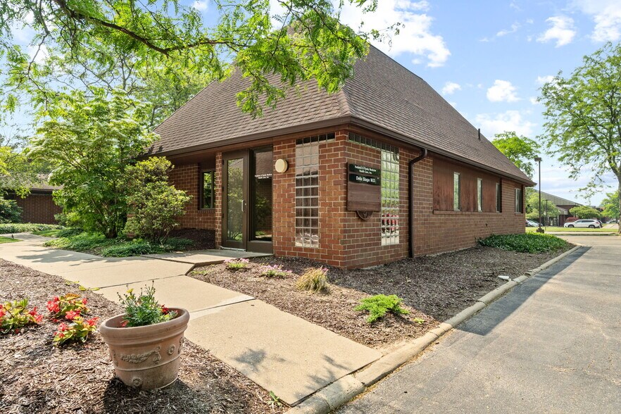 2400 Wales Ave NW, Massillon, OH à louer - Photo de l’immeuble – Image 1 sur 28