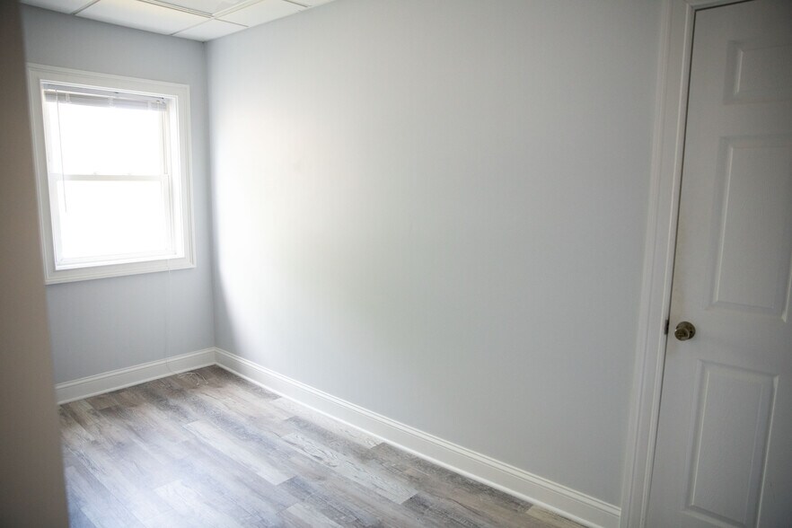 285 W Main St, Sayville, NY à louer - Photo de l’immeuble – Image 3 sur 5