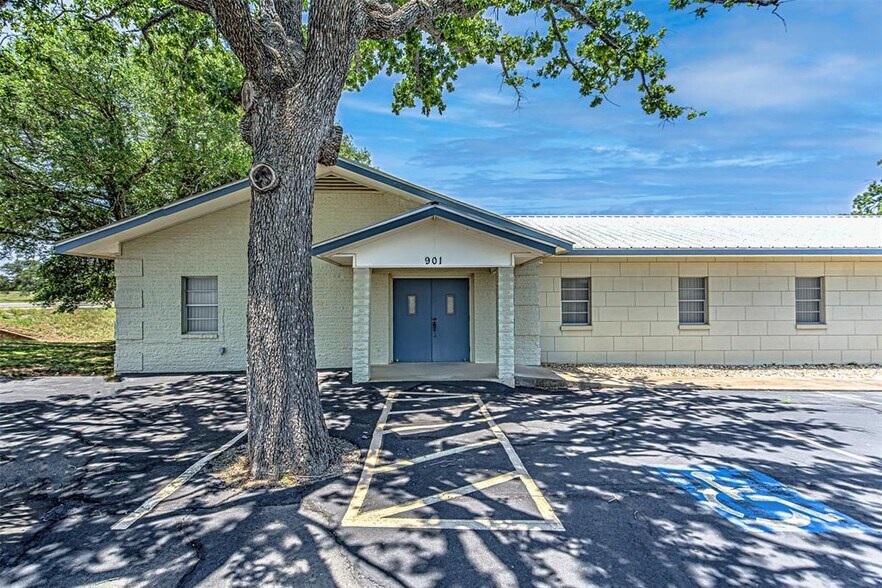 901 Lillian Dean, Buchanan Dam, TX à vendre - Photo de l’immeuble – Image 2 sur 9