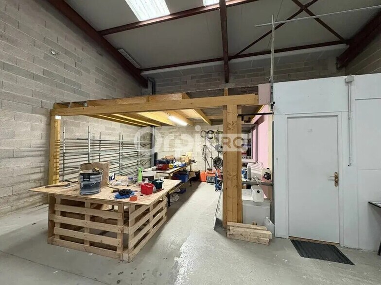 Industriel/Logistique dans Champfleury à louer - Photo de l’immeuble – Image 2 sur 7