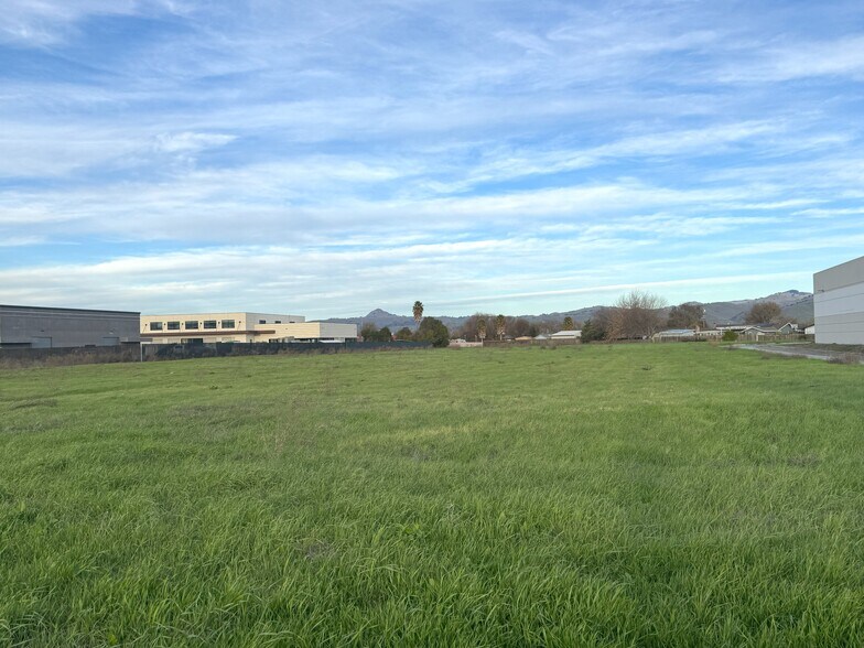 2101 Bert Dr, Hollister, CA à vendre - Photo de l’immeuble – Image 1 sur 7
