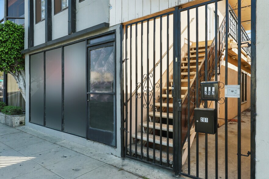 5428 E Beverly Blvd, Los Angeles, CA à vendre - Photo de l’immeuble – Image 3 sur 29