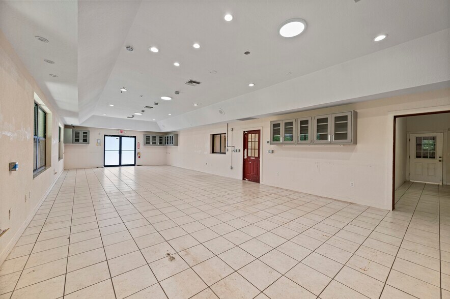 8270 Pascal Dr, Punta Gorda, FL à vendre - Photo de l’immeuble – Image 3 sur 15