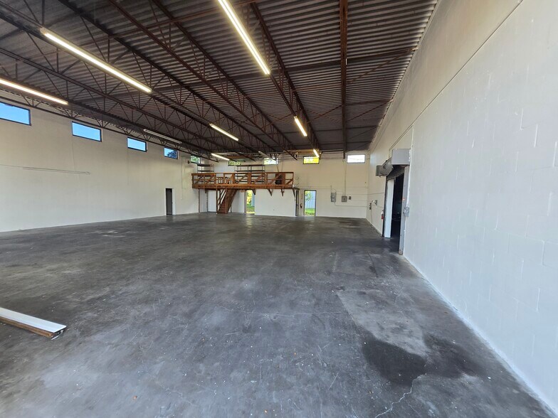 16021-16051 Pinto Dr, North Fort Myers, FL à louer - Photo de l’immeuble – Image 2 sur 25
