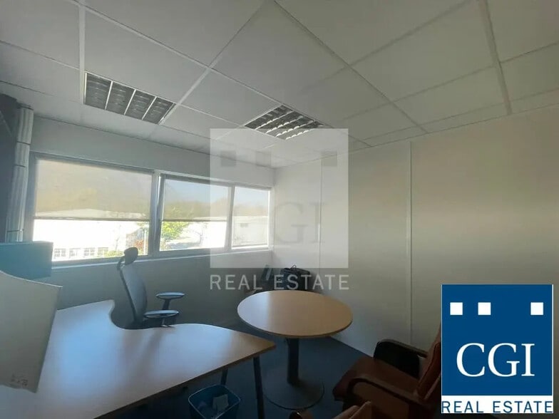 Local d’activités dans Fontaine à louer - Photo de l’immeuble – Image 2 sur 4