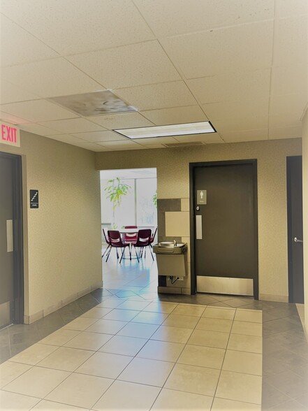 960 Rand Rd, Des Plaines, IL à louer - Photo de l’immeuble – Image 2 sur 12