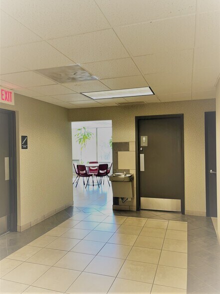 960 Rand Rd, Des Plaines, IL à louer - Photo de l’immeuble – Image 3 sur 13
