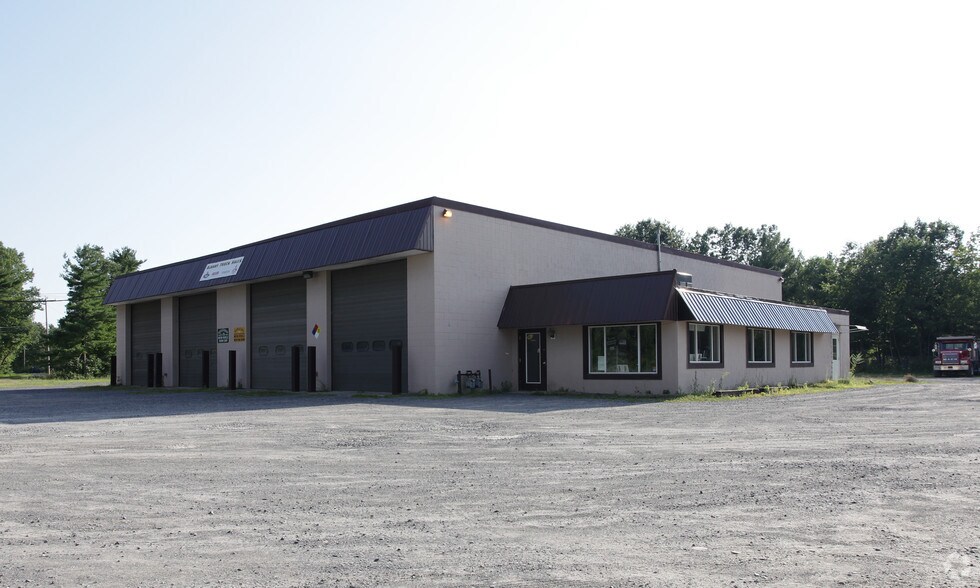 130 Big Boom Rd, Queensbury, NY à louer - Photo de l’immeuble – Image 2 sur 13