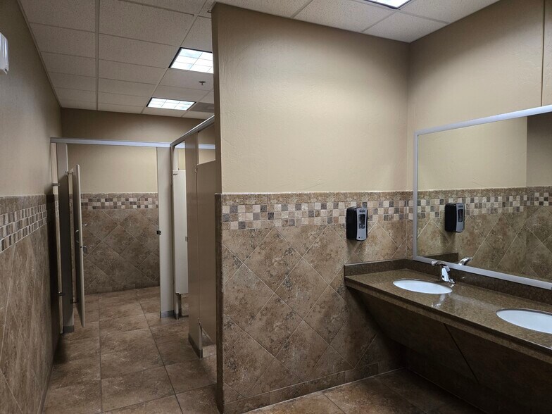 401 SW 80th St, Oklahoma City, OK à louer - Photo de l’immeuble – Image 3 sur 4