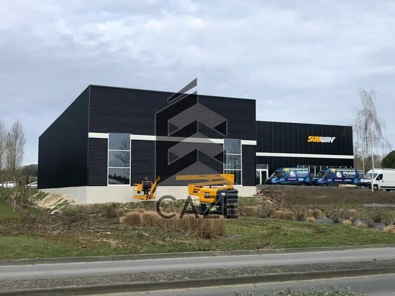 Local commercial dans Saintes à louer - Photo de l’immeuble – Image 1 sur 3