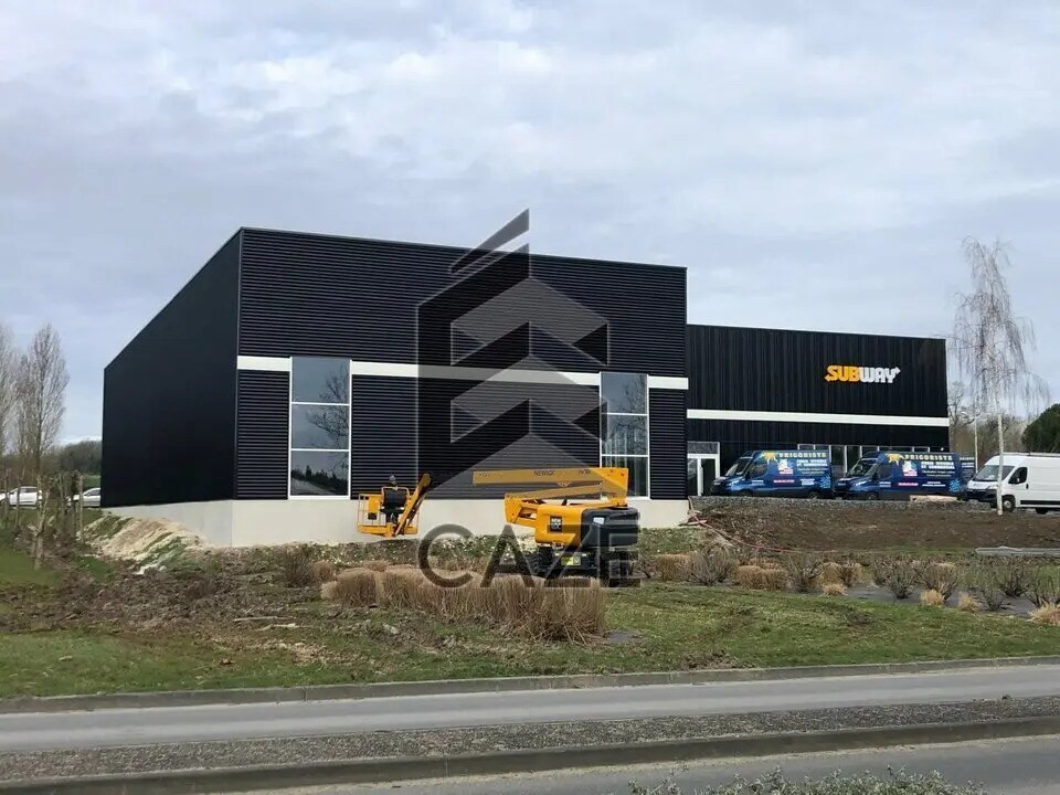 Local commercial dans Saintes à louer Photo de l’immeuble– Image 1 sur 4