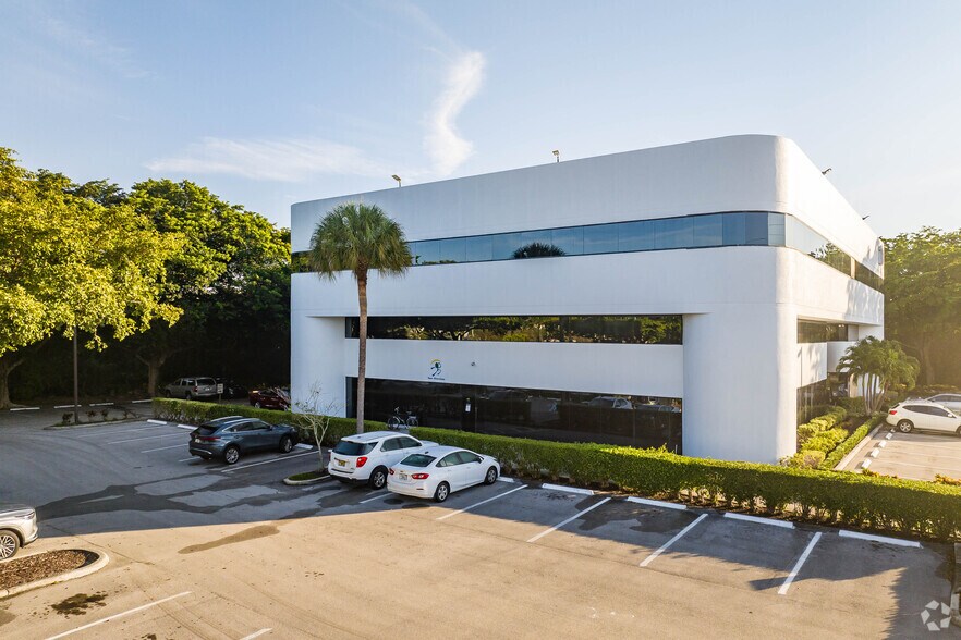 3275 W Hillsboro Blvd, Deerfield Beach, FL à louer - Photo de l’immeuble – Image 2 sur 12