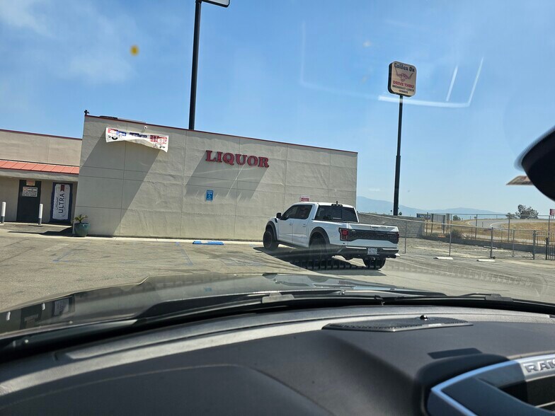 8101 E Brundage Ln, Bakersfield, CA à vendre - Photo de l’immeuble – Image 2 sur 9