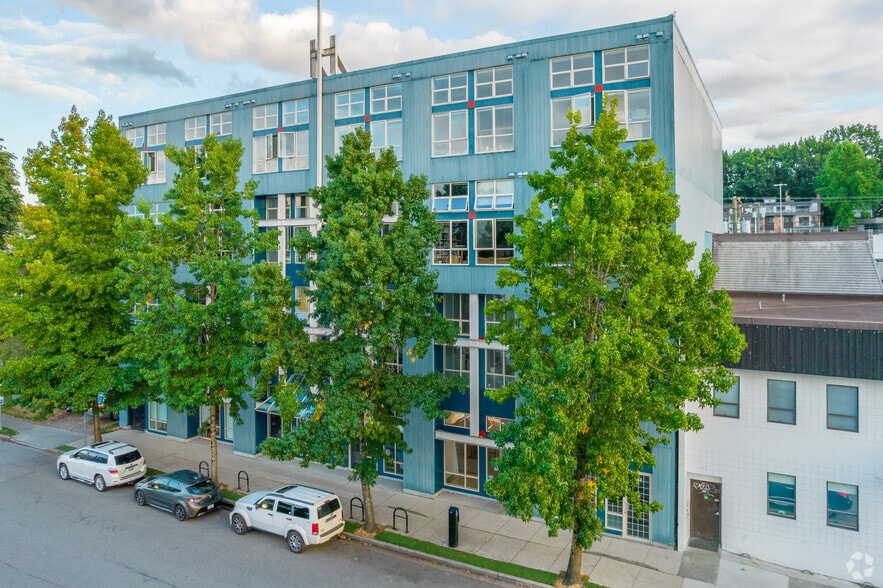 332-342 8th Av W, Vancouver, BC à vendre - Photo principale – Image 1 sur 5
