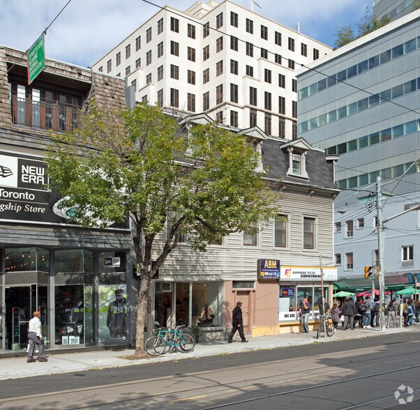 198-200 Queen St W, Toronto, ON à louer - Photo de l’immeuble – Image 2 sur 2
