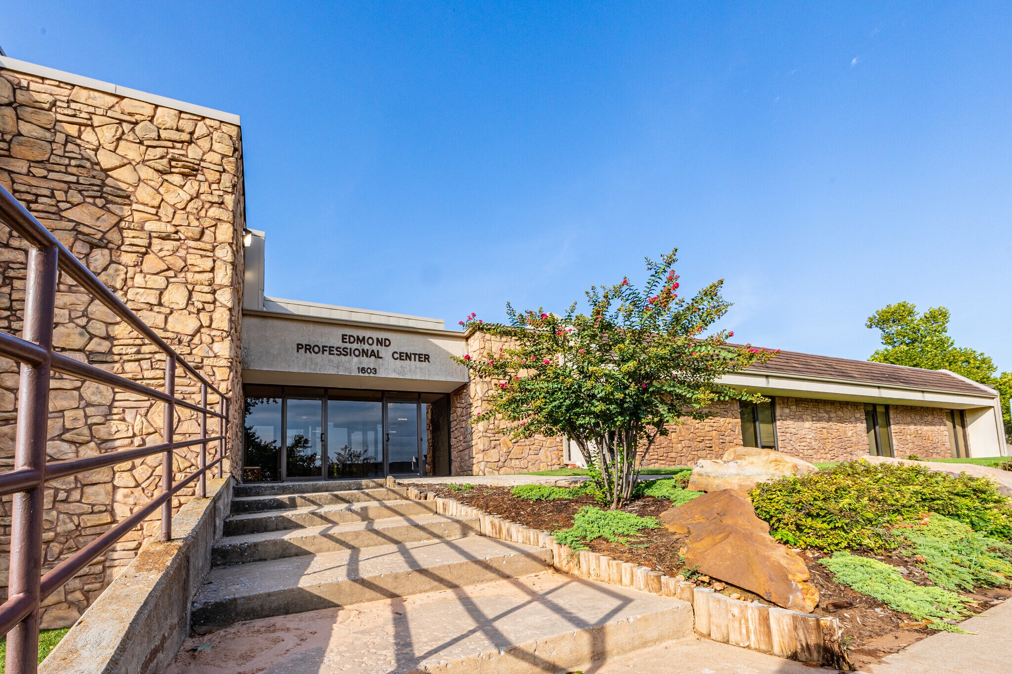 1603 E 19th St, Edmond, OK à louer Photo principale– Image 1 sur 36