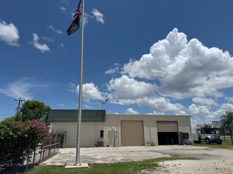 1029 SE 12th Ct, Cape Coral, FL à louer - Photo de l’immeuble – Image 2 sur 9