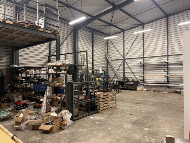 Plus de détails pour Local d'activités à louer