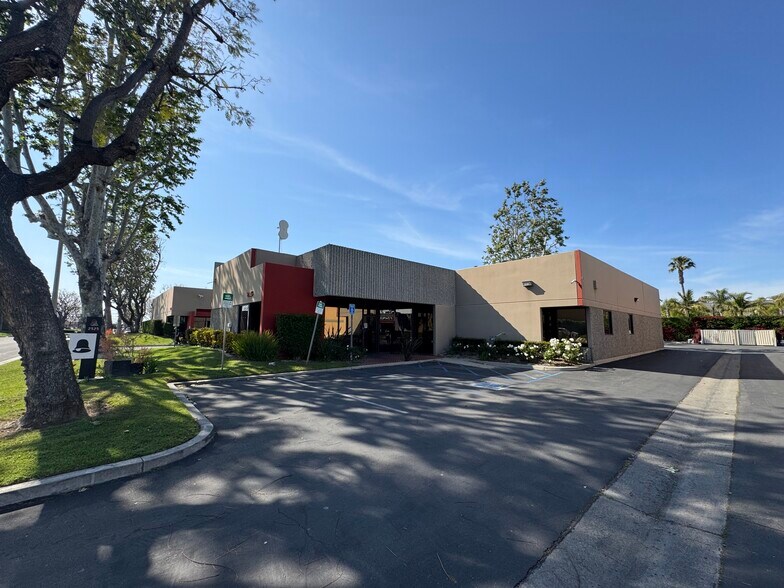 2525 W Woodland Dr, Anaheim, CA à louer - Photo de l’immeuble – Image 3 sur 37