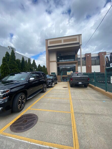 150-33 14th Ave, Whitestone, NY à louer - Photo de l’immeuble – Image 2 sur 3