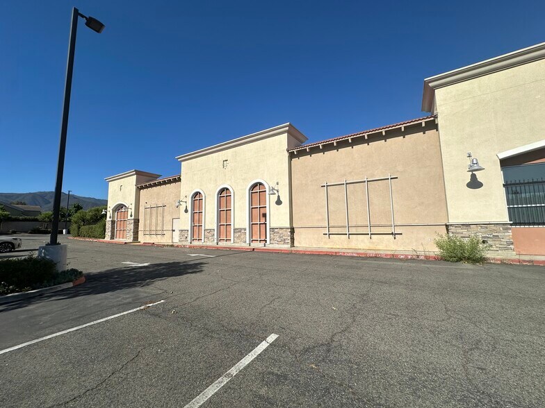 910 W Ontario Ave, Corona, CA à louer - Photo de l’immeuble – Image 3 sur 4