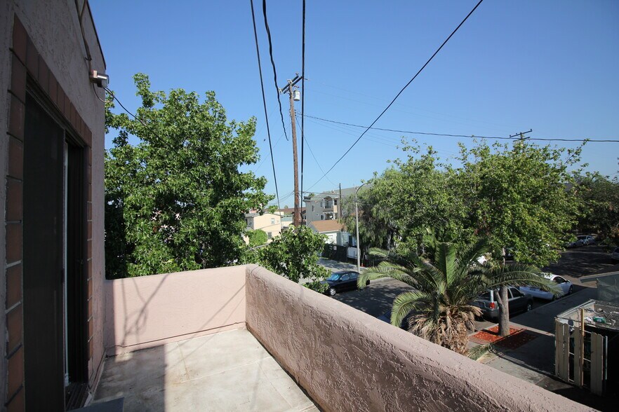 1327 E 4th, Long Beach, CA à louer - Photo de l’immeuble – Image 2 sur 8